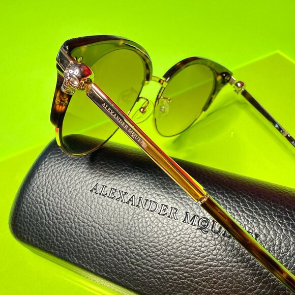 Alexander McQueen Skull Temple Sunglasses – Tortoise Shell Frame with Gold main image 11